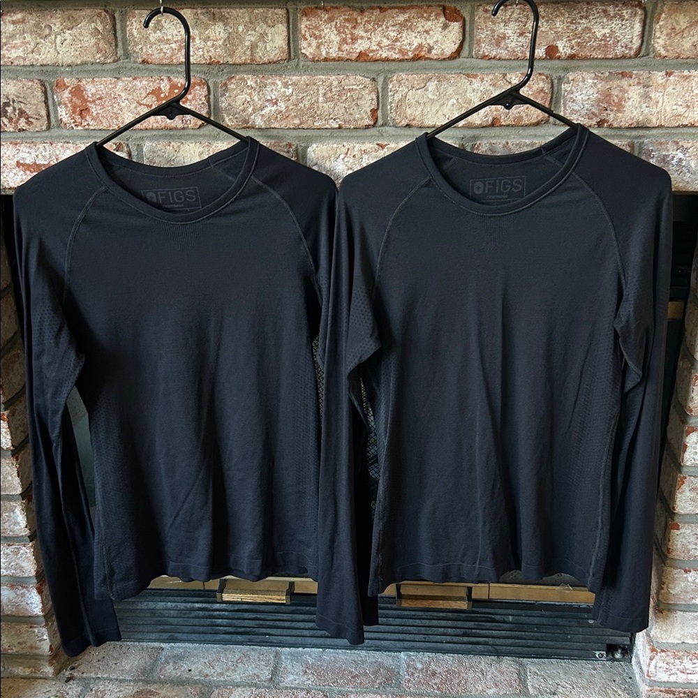 Lot of 2 FIGS performance long-sleeve seamless scrub top base layer Women’s M
